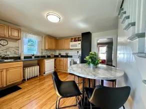 Mt View Getaway! King bed/AC/Direct trail access! - Image 4