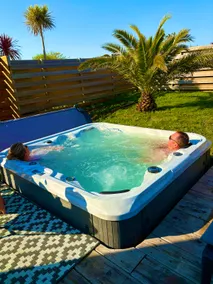 Cozy bungalow with private hot tub - Image 2