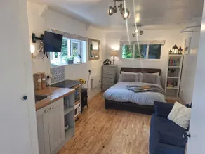 Adorable open-plan cottage with private parking - Image 2
