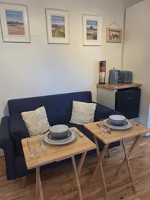 Adorable open-plan cottage with private parking - Image 3