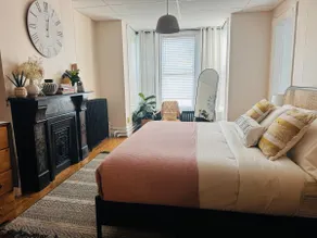 Beautiful Historic Downtown Apt w Backyard Patio - Image 4