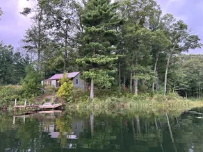 Lakeside Cabin Retreat on Quiet Peninsula - Image 2