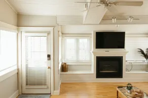 Spacious, Contemporary Loft Next to Green Bay - Image 5