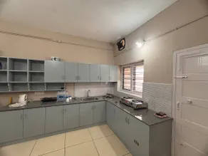 Spacious 2 Bedroom Apartment w/Balconies & Kitchen - Image 4