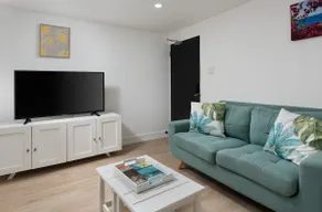Apt 8 - Lovely 2 bedroom apartment near the beach - Image 2