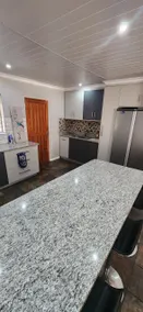 Comfortable 3 bedroom, 6 sleeper home 1km from N1. - Image 5