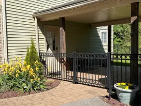 Quiet and private, close to town - Image 2