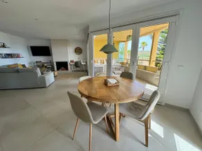 Beach view modern 2 Bedroom apartment with carpark - Image 5