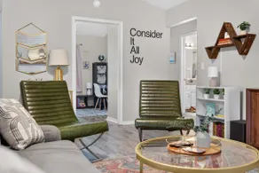 Joy House: Stylish Stay in Central Fayetteville - Image 2