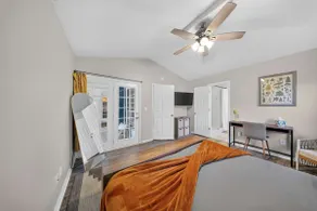 Joy House: Stylish Stay in Central Fayetteville - Image 3