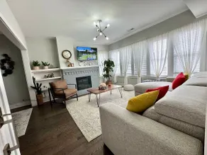 Lovely top floor 2BR/2BA, steps from everything! - Image 2