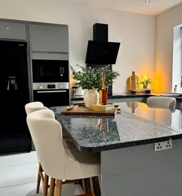 3-Bed Sleeps 6 | Parking | 10 min Leeds| M62/M1 - Image 2