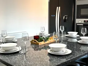3-Bed Sleeps 6 | Parking | 10 min Leeds| M62/M1 - Image 4
