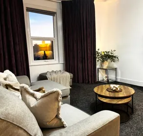 3-Bed Sleeps 6 | Parking | 10 min Leeds| M62/M1 - Image 5