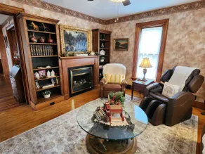 Cozy 4 bedroom 2 bath Victorian home w/ fireplace - Image 3