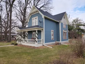 Cozy 4 bedroom 2 bath Victorian home w/ fireplace - Image 2