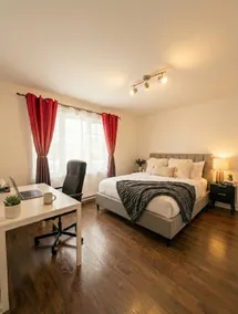 Modern 1BR w/ Whirlpool Bath | Free Parking | YUL - Image 2