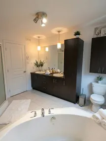 Modern 1BR w/ Whirlpool Bath | Free Parking | YUL - Image 5