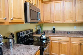 Crew Stay 3BR · Near Chevron & Ingalls · Kitchen - Image 5