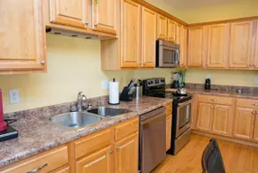 Crew Stay 3BR · Near Chevron & Ingalls · Kitchen - Image 4