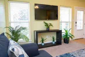 Crew Stay 3BR · Near Chevron & Ingalls · Kitchen - Image 3