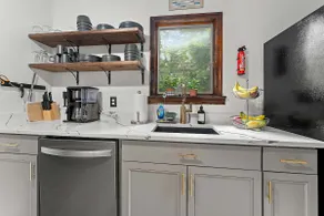 Lakeside Townhouse close to highways & town center - Image 4