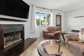 Lakeside Townhouse close to highways & town center - Image 3