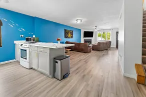 Lakeside Townhouse close to highways & town center - Image 5