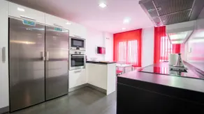 Mike’s City-Centre Apartment with Parking & Pool - Image 4