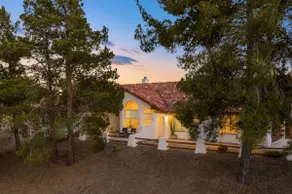 Winery Getaway with Spa and Amazing Hilltop View - Image 4