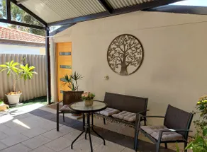 Separate 1-bedroom guest house with free parking - Image 3