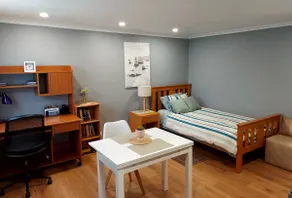 Separate 1-bedroom guest house with free parking - Image 2