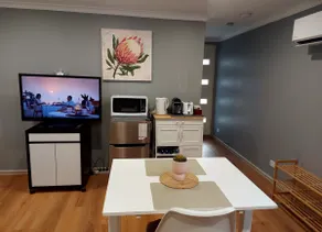 Separate 1-bedroom guest house with free parking - Image 4
