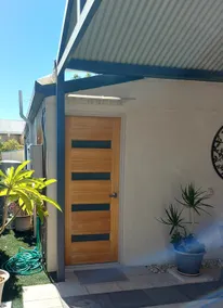 Separate 1-bedroom guest house with free parking - Image 5