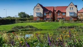 Three-bedroom modern family home by the pond with free parking - Image 3