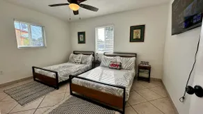 Spacious Home by the Bay FAST Wi-Fi & Coffee - Image 5