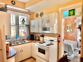 Spacious, artsy, brick Victorian,Wifi, laundry - Image 4
