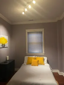 Beautiful Condo in North Kenwood with Parking - Image 5