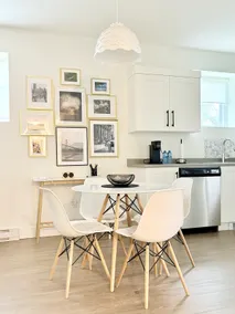 Bright Spacious King Suite|Fast Wifi| Free Parking - Image 3