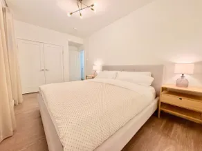 Bright Spacious King Suite|Fast Wifi| Free Parking - Image 4