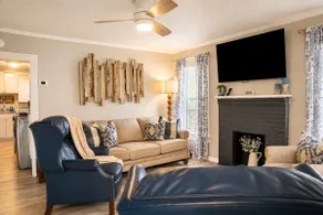 Cozy Two Bedroom Bungalow- <br>In walking distance to a great time - Image 5