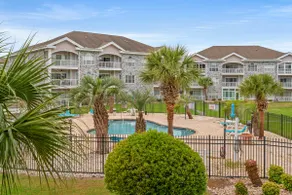 Captains Quarters Bright 2BR Pet-friendly Beach Condo w/ Coastal Decor & Relaxed Vibes - Image 4