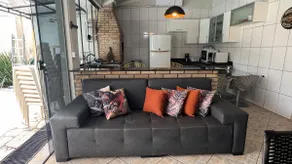 House with swimming pool, barbecue and pool table - Image 3