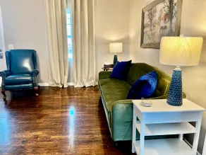 Paden-3 bedrm, 1 King, sleeps 6. Parking galore. - Image 2