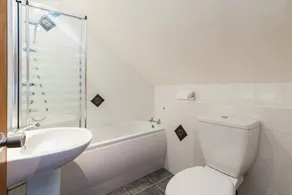 Spacious 5bed House Ideal for Fam & Contractors - Image 5