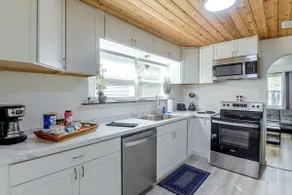 3BR Daytona Oasis! 2 Miles to Beach w/ Studio Apt - Image 5