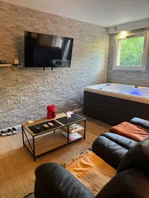 Jacuzzi, sauna, secret room, metro, parking - Image 2