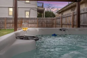 Belleview House: Hot Tub, Backyard, Fire Table - Image 5