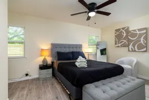 Walk to Marina Park - Sleeps 8 - Near Stockyard - Image 3