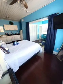6 Bedroom 6 Bath Guesthouse on Duval Street - Image 2